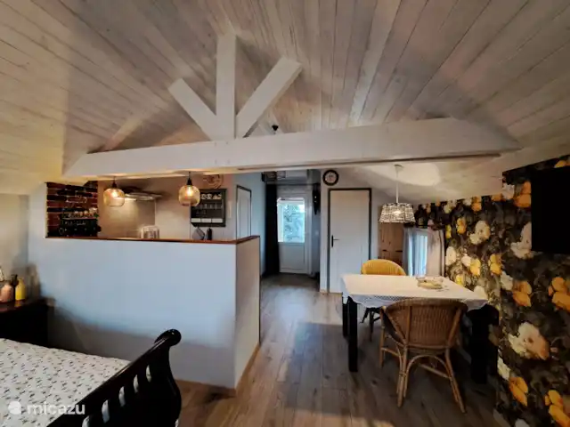 eettafel vanuit de zithoek bekeken.
deur naar het toilet en de buitendeur.